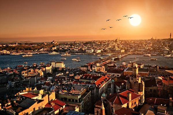5. İstanbullu, gece uyumamaya alışkındır; şehir hiç uyumaz. Ankaralının uyuma saati bellidir; aynı anlarda şehir de uyur.