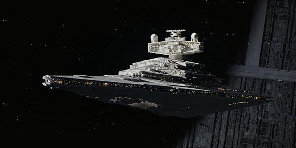 События фильма разворачиваются еще до первого оригинального эпизода 1977-го года. В главных ролях фильма будут Джин Эрсо (Фелисити Джонс) – агрессивная преступница, а также группа восставших против Империи, желающие украсть планы создания Звезды смерти.