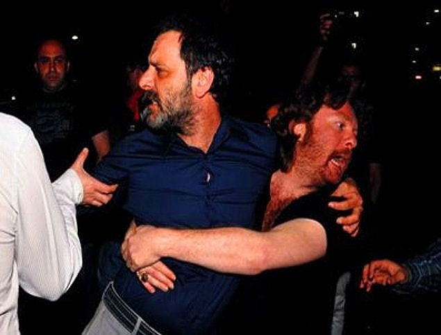 2. Peki KAÇ YAŞINDASIN? Hayır hayır kaç yaşındasın, bi soru sorduk cevap ver!