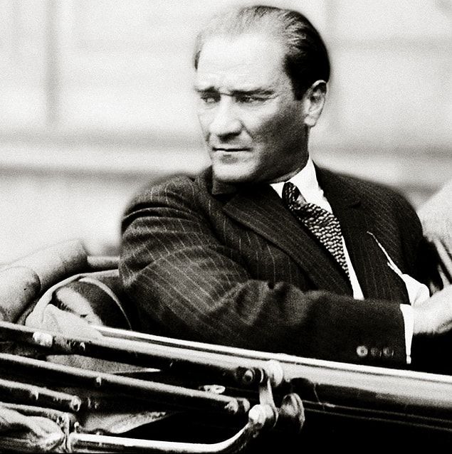 Ve tabii ki Atatürk: "Bütün cihan işitsin ki efendiler, artık İzmir hiçbir kirli ayağın üzerine basamayacağı kutsal bir topraktır!"