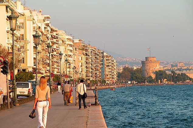 12. İzmir ve Selanik, aynı evin içinde büyümüş ama sonra ayrı ailelere emanet edilmiş iki kardeş gibidir.