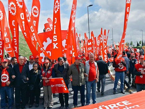 Birçok siyasi parti,sendika ve sivil toplum kuruluşu kalabalık kortejler halinde Bakırköy'deki kutlama alanına gitti