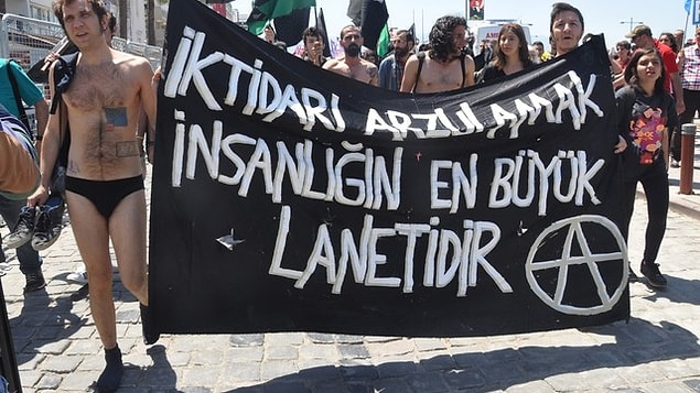 Protestocu grup, daha önceki eylemlerde polisin can güvenliğini sağlayamadığını söyleyerek böyle bir uygulamaya başvurduklarını açıkladı.
