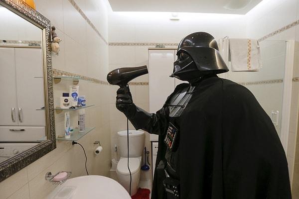 14. Darth Mykolaiovych Vader, Odessa'daki dairesinde maskesi ve başlığını kuruturken. 2 Aralık 2015.