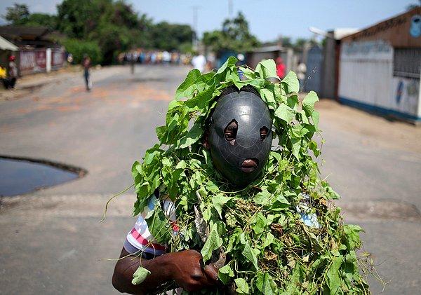 16. Devlet Başkanı Pierre Nkurunziza'nin 3. dönem için adaylığını koymasını protesto eden maskeli bir gösterici. Bujumbura, Burundi. 27 Mayıs 2015.