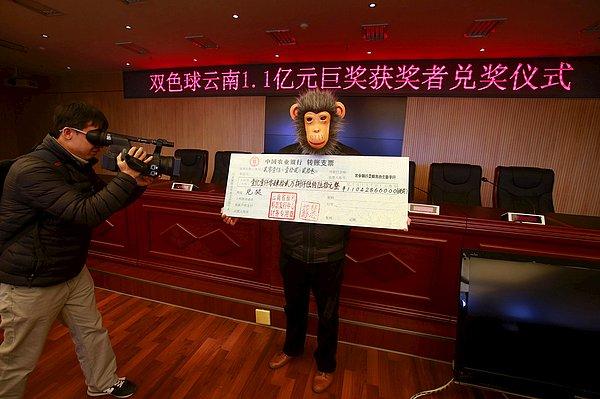 29. Piyangoda 10 milyon yuanlık (17 milyon dolar) büyük ikramiyeyi kazanmış olan adam kimliğini gizlemek için bir maymun maskesi takmış. Kunming, Yünnan, Çin. 23 Aralık 2015.