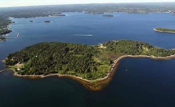 Kanada'nın Quebec eyaletinin doğusunda yer alan Nova Scotia Adası'nın yakınlarında minik bir ada Oak Adası.