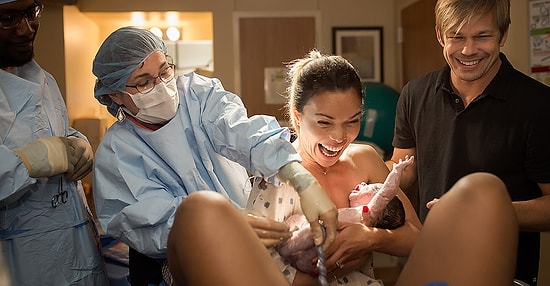 Taşıyıcı Anne Yoluyla Bebek Sahibi Olan Kadının Doğum Anından Kalp Isıtan Görüntüler