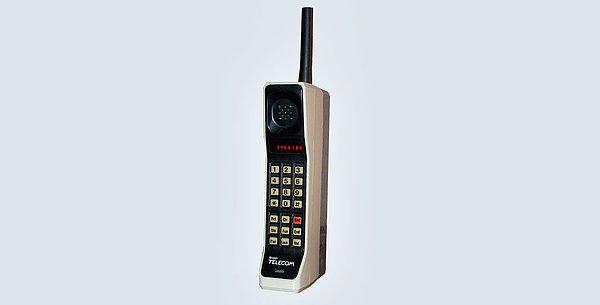 37. Motorola Dynatac 8000x