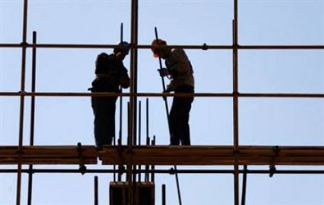 11. Sahada baretsiz gezen işçilerin peşinde koşturmaktan, ofisten gelenlere son durumu aktarmaktan dolayı helak olursun.