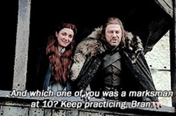 1. В первой сцене серии мы видим Брана в прошлом, наблюдающего за юным Нэдом и его братьями и сестрами. Этот момент напоминает абсолютно аналогичную сцену в сериале, где мы впервые видим Старков.