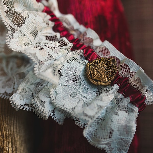 7. Тогда вам стоит одолжить у Гарри очки. Ведь невеста надела вот эти замечательные вещицы: