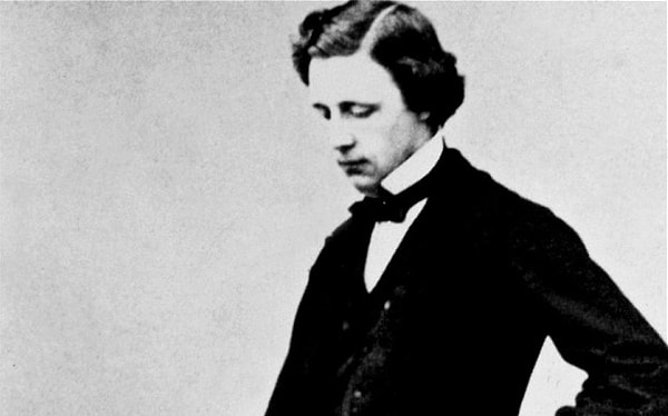 5. И Льюис мгновенно придумал сказку о девочке, напоминавшей Алису, которая случайно провалилась в нору Белого Кролика.