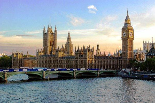 29. Londra'daki Parlamento Sarayında ölmek yasaktır.