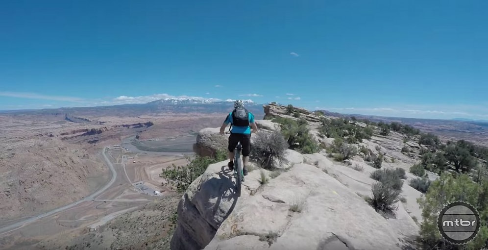 İnsanların Yürümeye Korktuğu Tepelerde Bisiklet Binen Çılgın İkili
