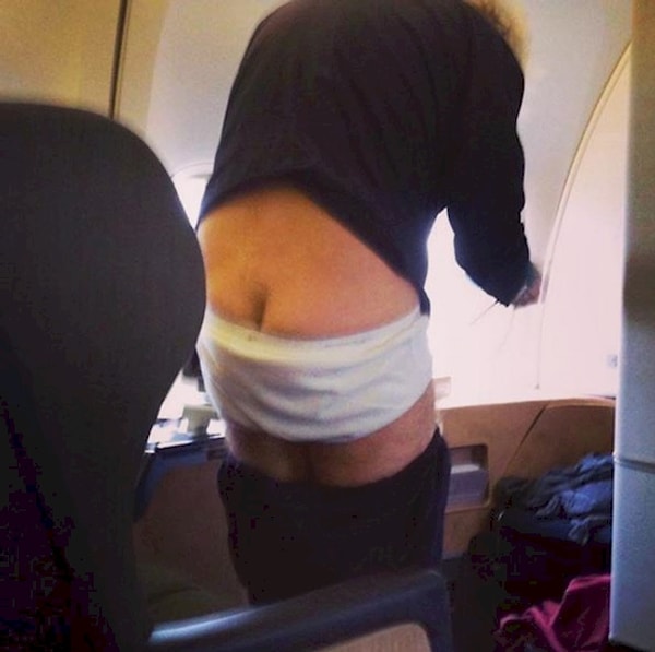 3. Это же надо – заплатить несколько тысяч за билет только для того, чтобы оголить свой зад, проносясь над облаками!