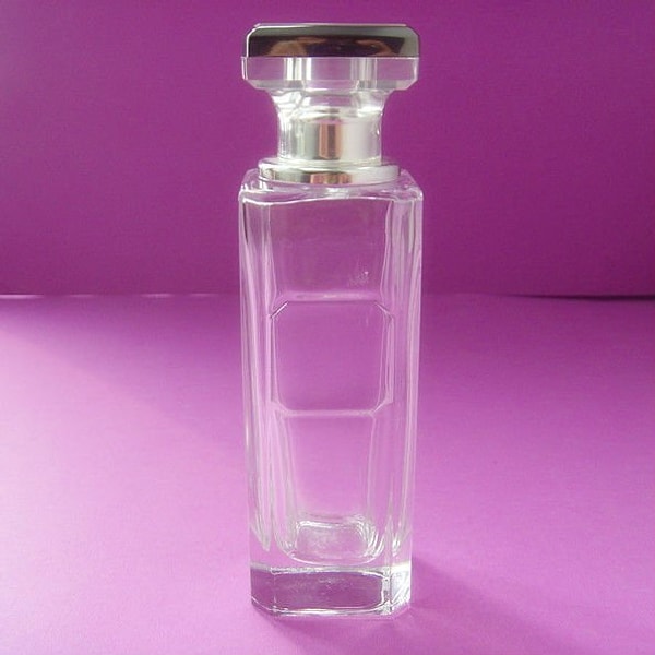 11. «Как-то я мастурбировала с помощью флакончика от духов. И он разбился…прямо внутри».