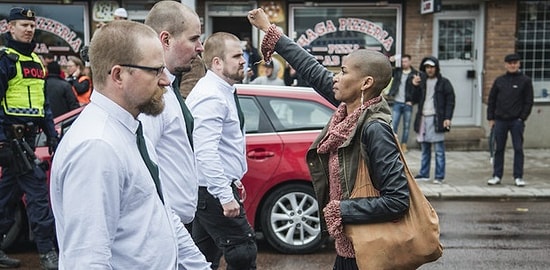 Женщина смогла остановить неонацистский марш: один в поле воин