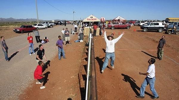 4. Keşke her sınır böyle olsa: Meksika-ABD sınırında voleybol oynayan insanlar.