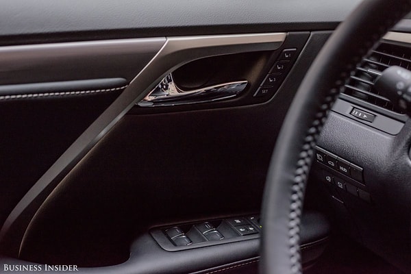 24. Дверные ручки и некоторые другие вещи содержат элементы хромирования.