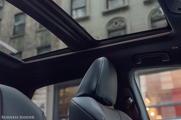 27. Однако прозрачная крыша, через которую видно живописное небо, скрасит поездку тем, кто уселся сзади.