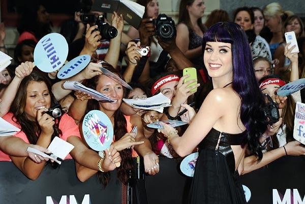 Orlando Bloom'un Gomez tercihini öğrenen Katy Perry hayranları, bu durumu Twitter'da "attan inip eşeğe binmek" olarak nitelendirdi.