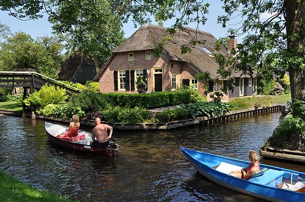 "Huzur" sözcüğünün karşılığı gibi duran Giethoorn'un nüfusu ise sadece 2.620!