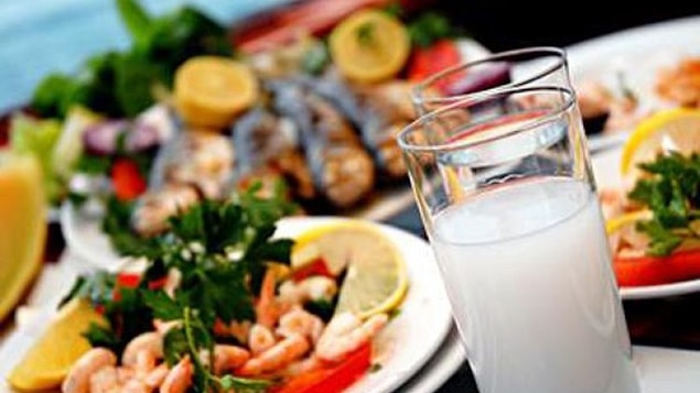 Ege’li bir rakısever, zeytinyağlı ve sebzelerden oluşan, özellikle balık sofrasında, deniz ürünleriyle donanmış mezeleri tercih eder.