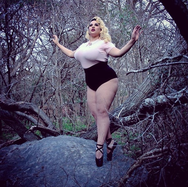 4. В 18 лет Фростин открыла для себя такой жанр как бурлеск.