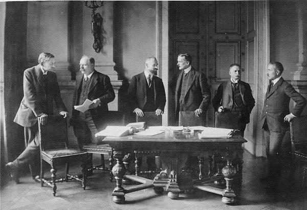 1. Almanya ile müttefik güçler arasında 1. Dünya Savaşı sonrası imzalanan Versay Antlaşması (1919 sonucu Almanya silahlarından arınmayı kabul etti.