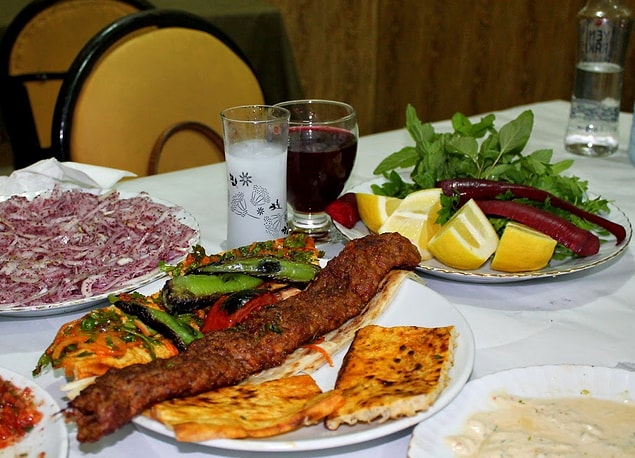 Doğu ve Güneydoğulu rakıseverler et ve kebap ağırlıklı sofralarına acılı, bol baharatlı mezeleri konuk etmeyi sever.