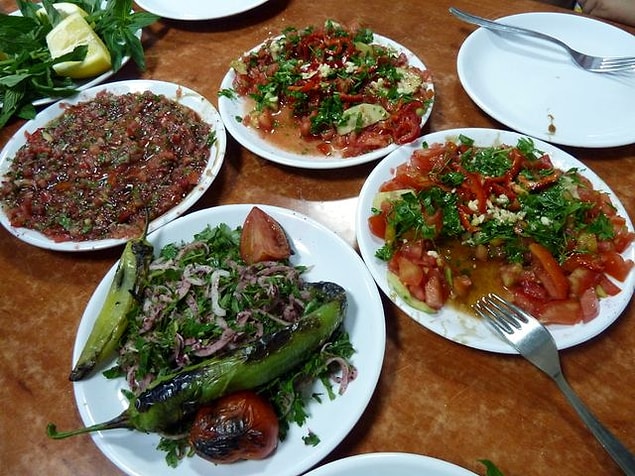10. Bol sumaklı acılı domates salataları
