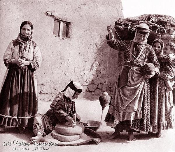 4. AĞRI - Patnos'ta yöresel kıyafetleri ile köylü kadınlar, 1940'lar
