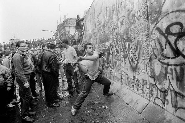 5. Berlin Duvarı'nın yıkılış hikayesi, bir Doğu Almanya yetkilisinin yaptığı açıklamaların yanlış anlaşılması ile başlamıştır. Yetkilinin açıklamalarını "geçişler serbest bırakıldı" şeklinde anlayan insanlar duvara saldırmış ve yıkmıştır.