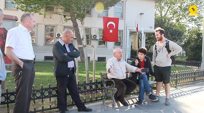 Sokaktaki İnsanla Röportaj Yaparken Bir Yandan da Konuya Muhalif Olmak | WhyShy