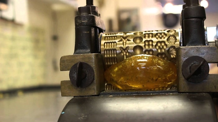 Büyüleyici Görüntüsüyle Eski Nesil Şeker Yapma Makinesi