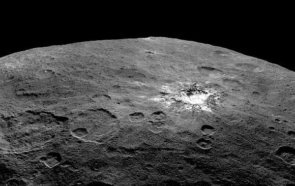 17. Ceres, 940 kilometrelik çevresiyle, Güneş sisteminin bilinen en büyük asteroididir.