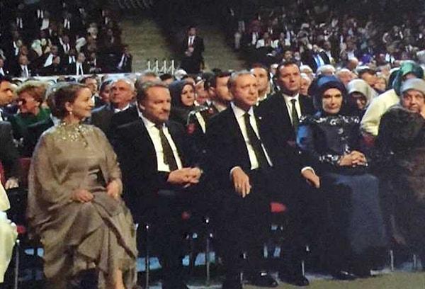 Gelinin anne ve babası, Bosna Hersek lideri Bekir İzzetbegoviç ve eşi ile birlikte oturdu.