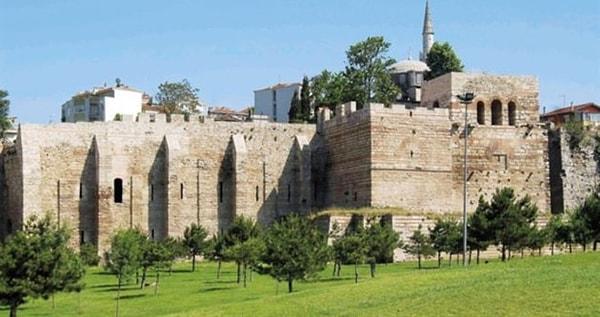 30. Bizans'ın Bastille'i Anemas Zindanları'nı gezin. Burası aynı zamanda Türk sinemasının değişmez setlerindendir.