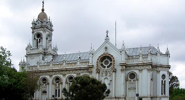 44. Viyana'da dökme demirden imal edilip İstanbul'da montajı yapılan türünün tek örneği Stefan Sveti Kilisesi'ni görün