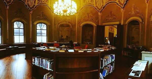 61. İstanbul'la ilgili keyifli okuma mekanları kütüphaneleridir. Gülhane Ahmet Hamdi Tanpınar Kütüphanesi tavsiye edilir.