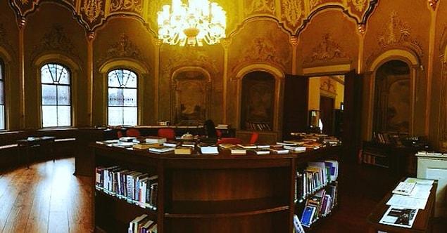 63. İstanbul'la ilgili keyifli okuma mekanları kütüphaneleridir. Gülhane Ahmet Hamdi Tanpınar Kütüphanesi tavsiye edilir.