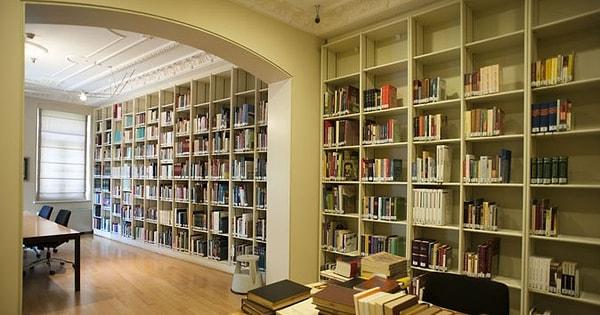 78. İstanbul'la ilgili okumak isteyen herkese İstanbul Araştırmaları Enstitüsü Kütüphanesi tavsiye olunur.