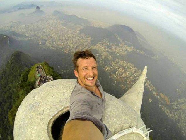 7. Fotoğrafçı Lee Thompson, bu "baş döndürücü" selfie'ye Rio de Janeiro'nun en ünlü yapısı Kurtarıcı İsa heykelinin tepesinde imza atmıştı.