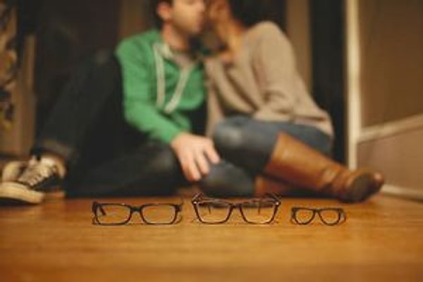 2. Семья, в которой оба родителя носят очки, заранее позаботилась о том, чтобы этот столь важный атрибут был и у их сынишки.