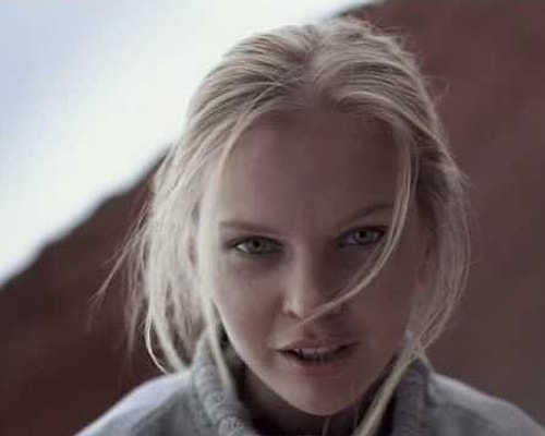 Если кто-то никак не может вспомнить, где же он видел это симпатичное лицо, то даем подсказку - модель и телеведущая Елена Кулецкая снималась в клипе Димы Билана "Это была любовь".