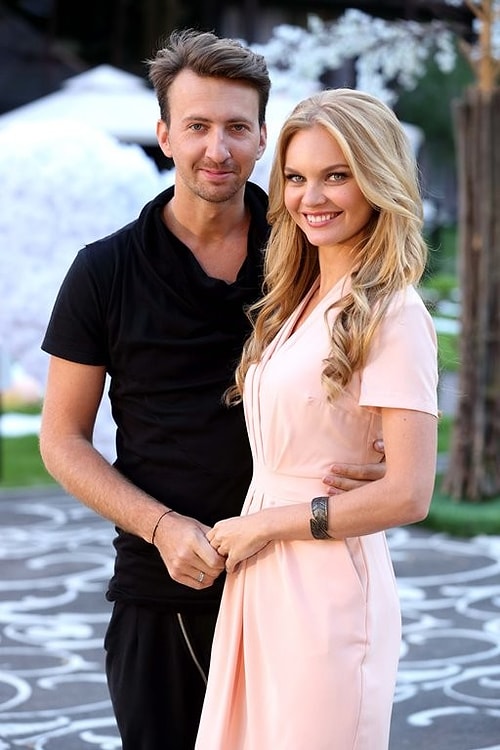 Напомним, что Елена и Станислав поженились в конце лета 2014 года. Их романтичная свадьба прошла на юге Франции, в регионе Прованс.