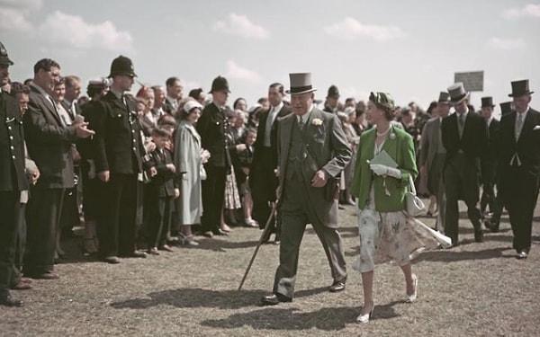 28. Kraliçe Epsom Derby'e katılırken ... 1954