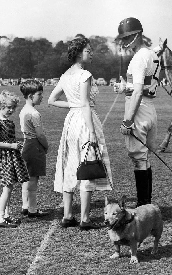 29. İki çocuğu ve köpeği ile eşlik ettiği Edinburgh Dükü ile Windsor Park'ında 1956 yılında bir polo oyununda...