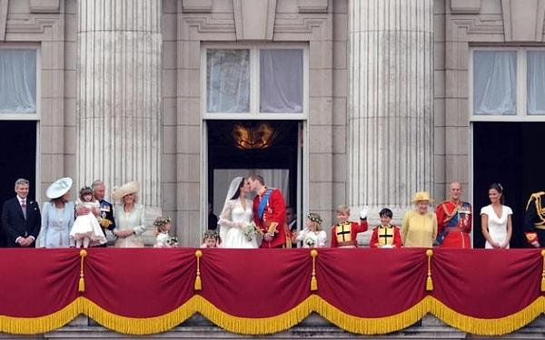 54. Prens William ile eşi Kate, Düşes, Buckingham Sarayı balkonunda